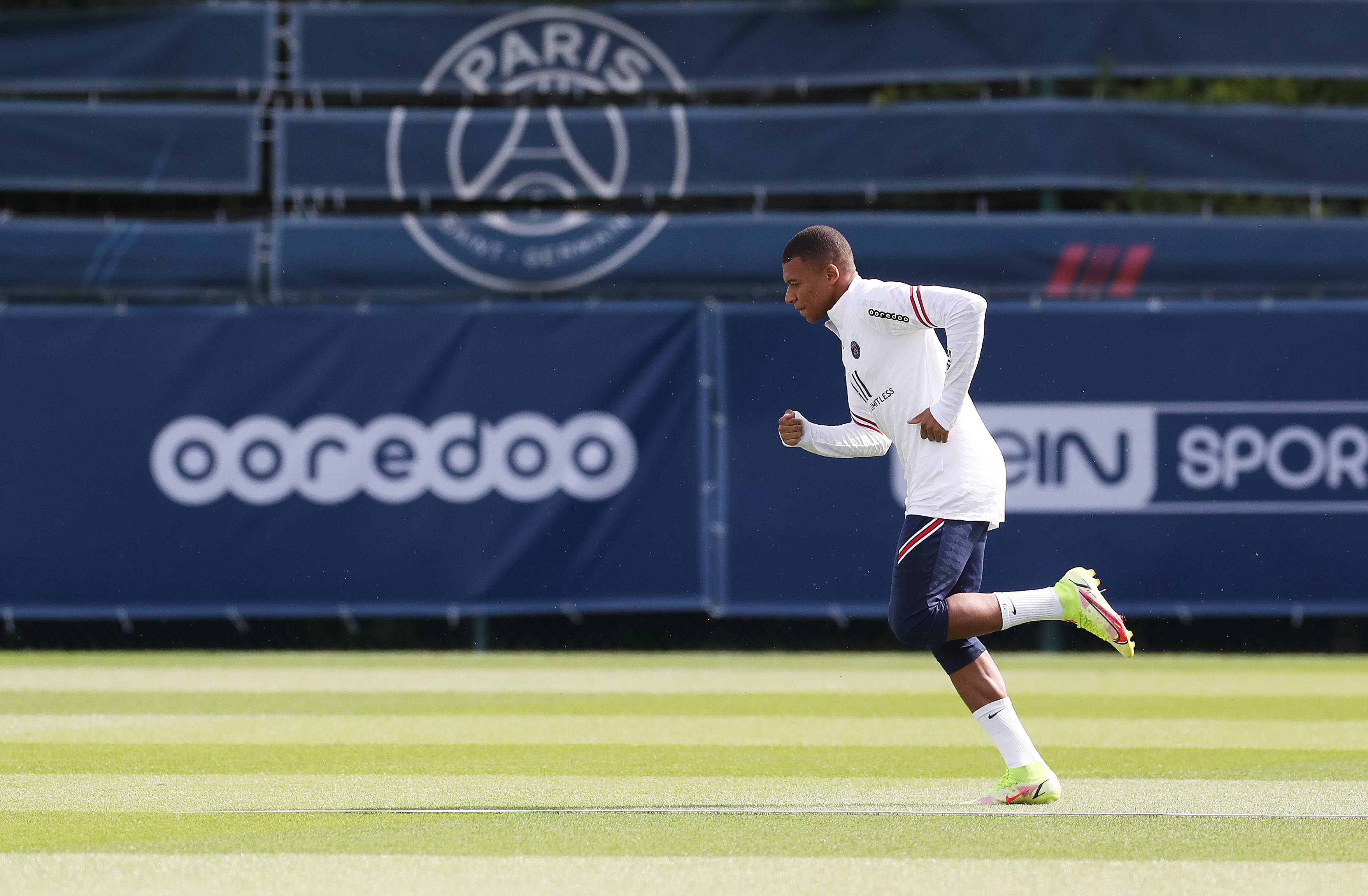 意甲英超两场焦点战，AC米兰和曼联都是大热门？小心冷门！（意甲与英超双焦点之战：AC米兰、曼联虽是热门，仍要当心爆冷）