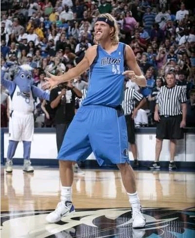 大博阿滕：我去巴萨得征得梅西的同意；夸他是谎言我喜欢C罗（大博阿滕：去巴萨要得梅西点头；夸他是违心话，我更喜欢C罗）