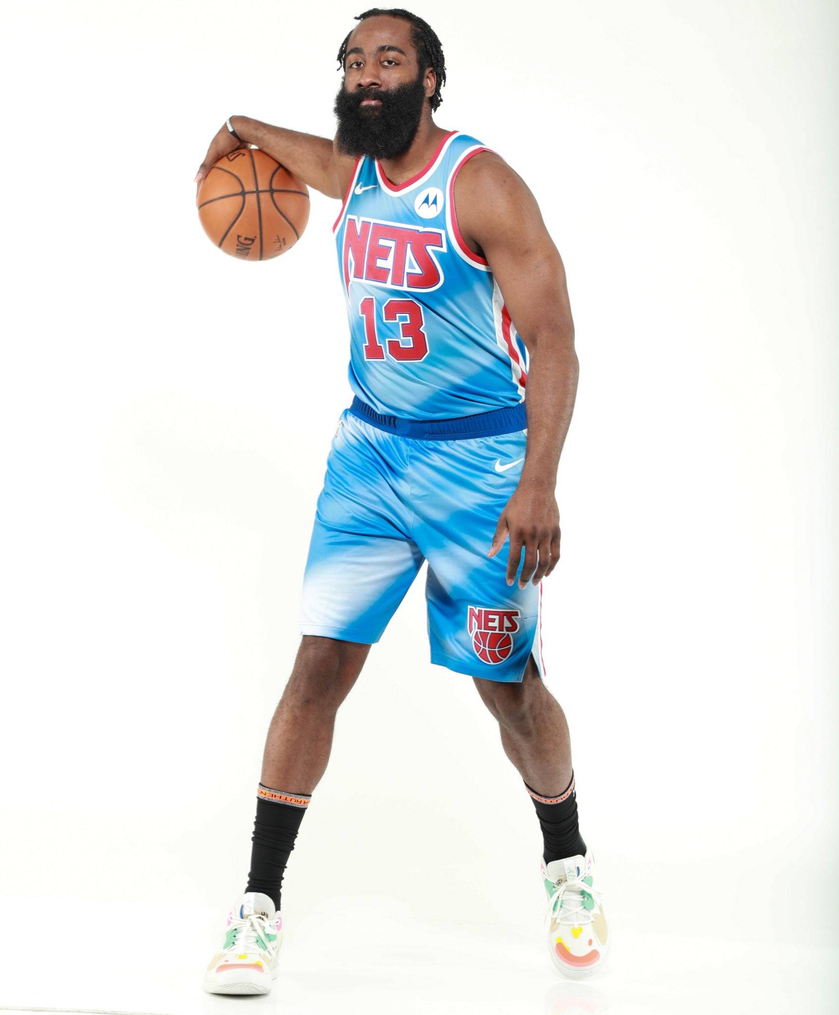 英超焦点战：纽卡斯尔联VS伯恩利——攻防博弈下的胜负天平与比分推演（英超重磅对决：纽卡斯尔联vs伯恩利——攻守博弈中的胜负天秤与比分预测）